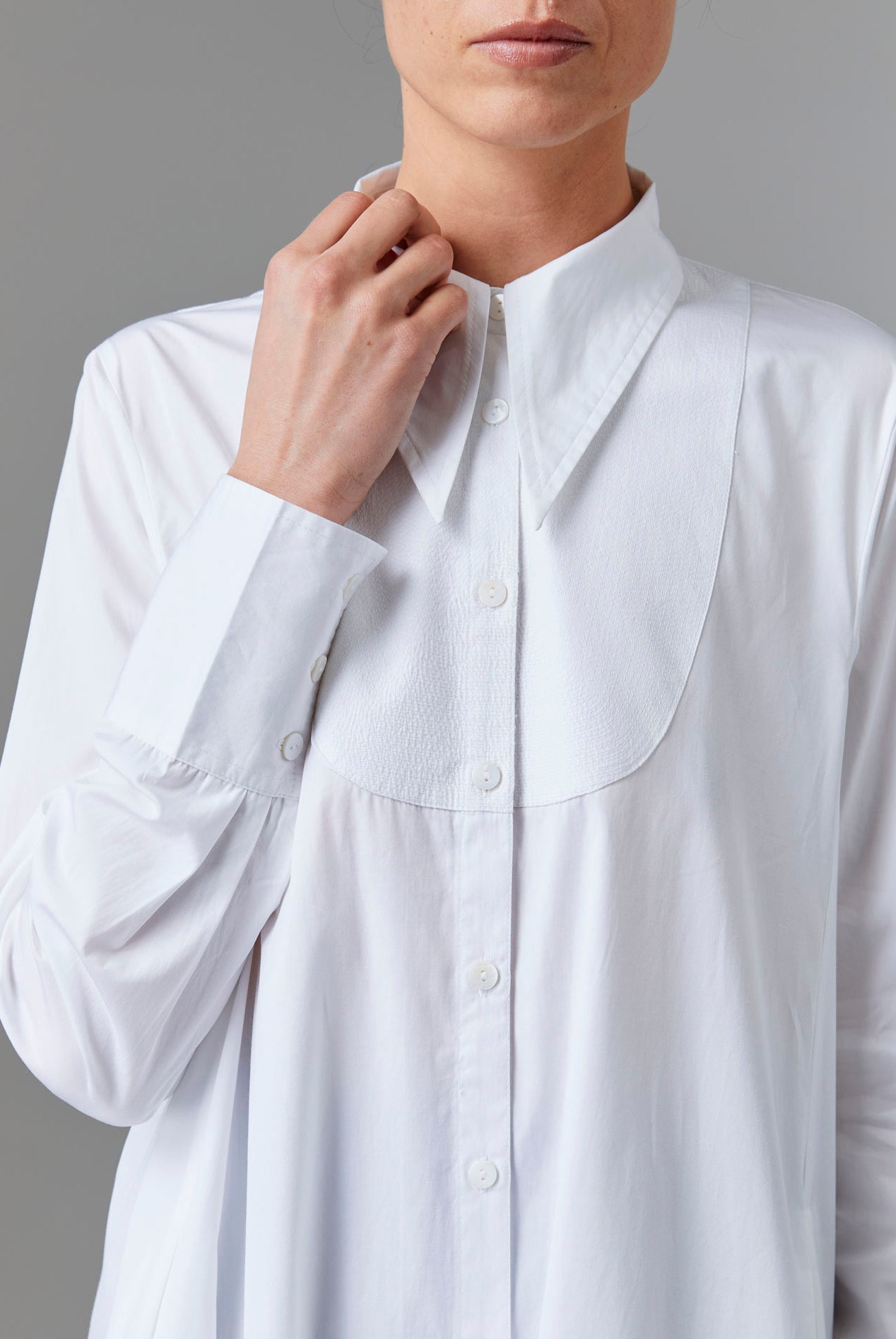 Close up view of Alceste off white Dress - Topstitching Poplin by Thierry Colson