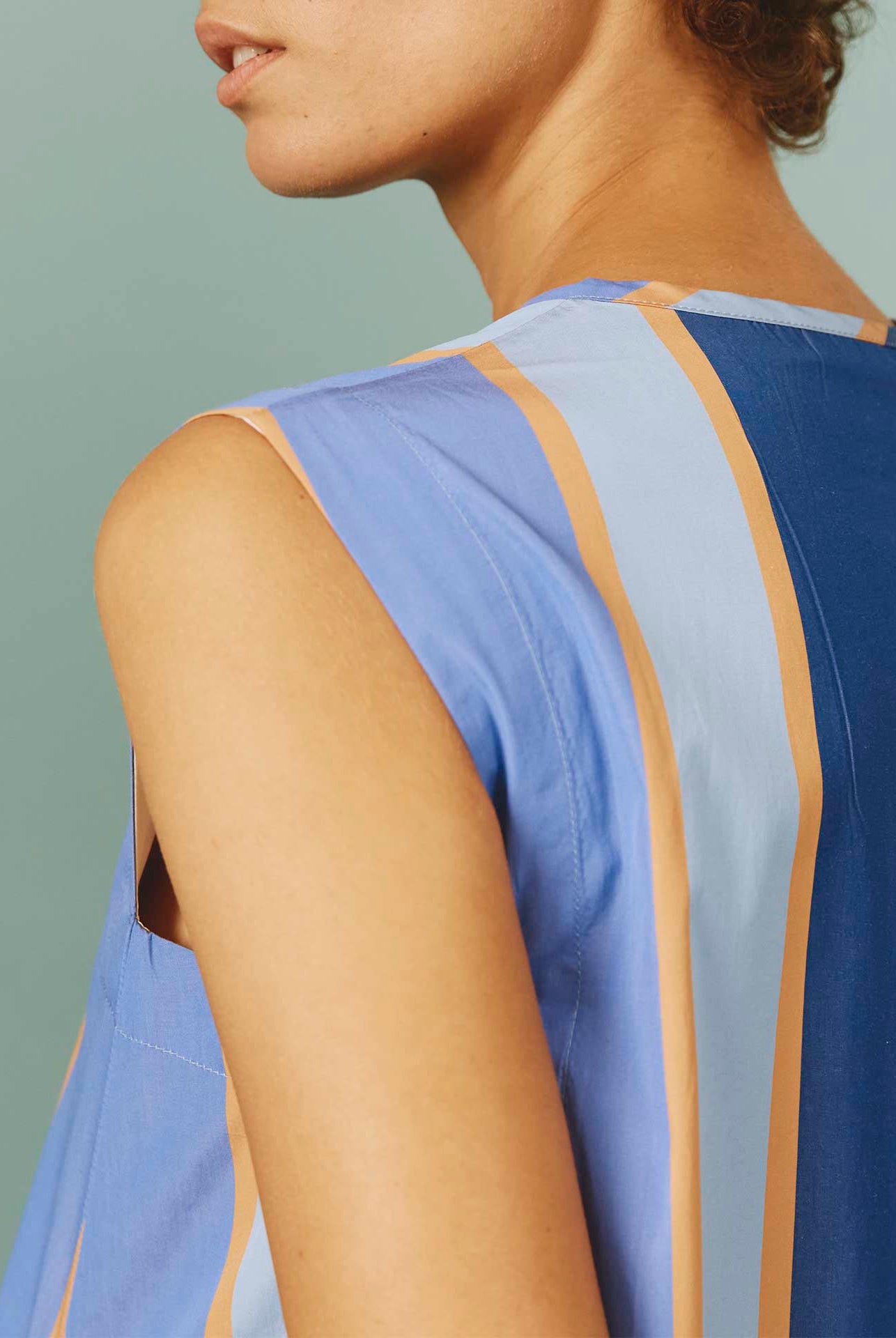 Detail of the back armhole of Apolonia Kaftan: Samarkand Stripes - Blue/Arancio | Spring/Summer 2024 by Thierry Colson