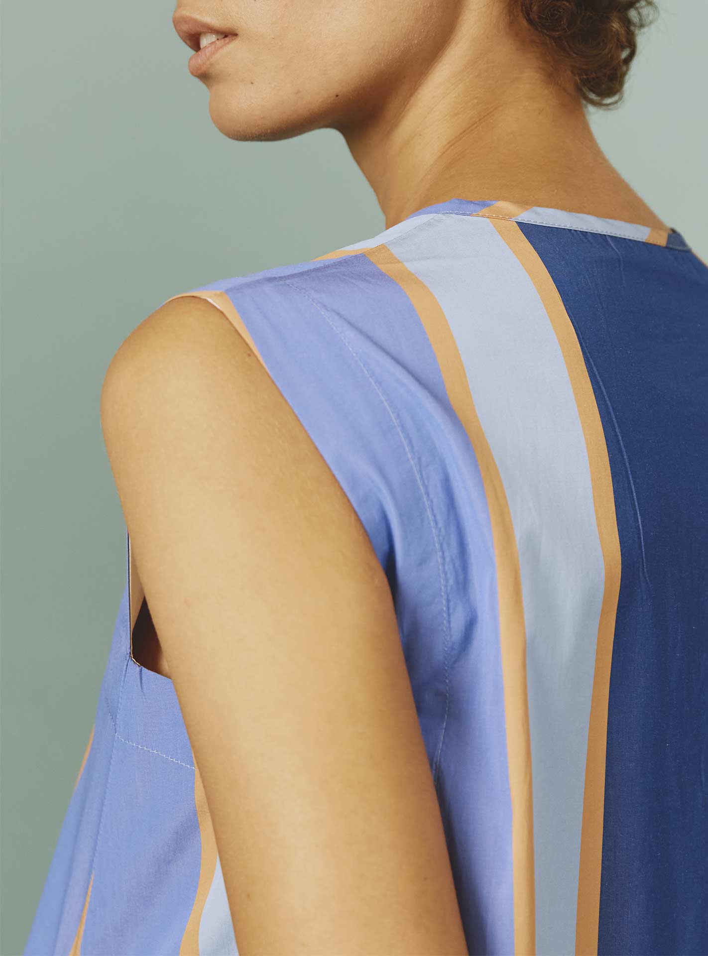 Detail of the back armhole of Apolonia Kaftan: Samarkand Stripes - Blue/Arancio | Spring/Summer 2024 by Thierry Colson