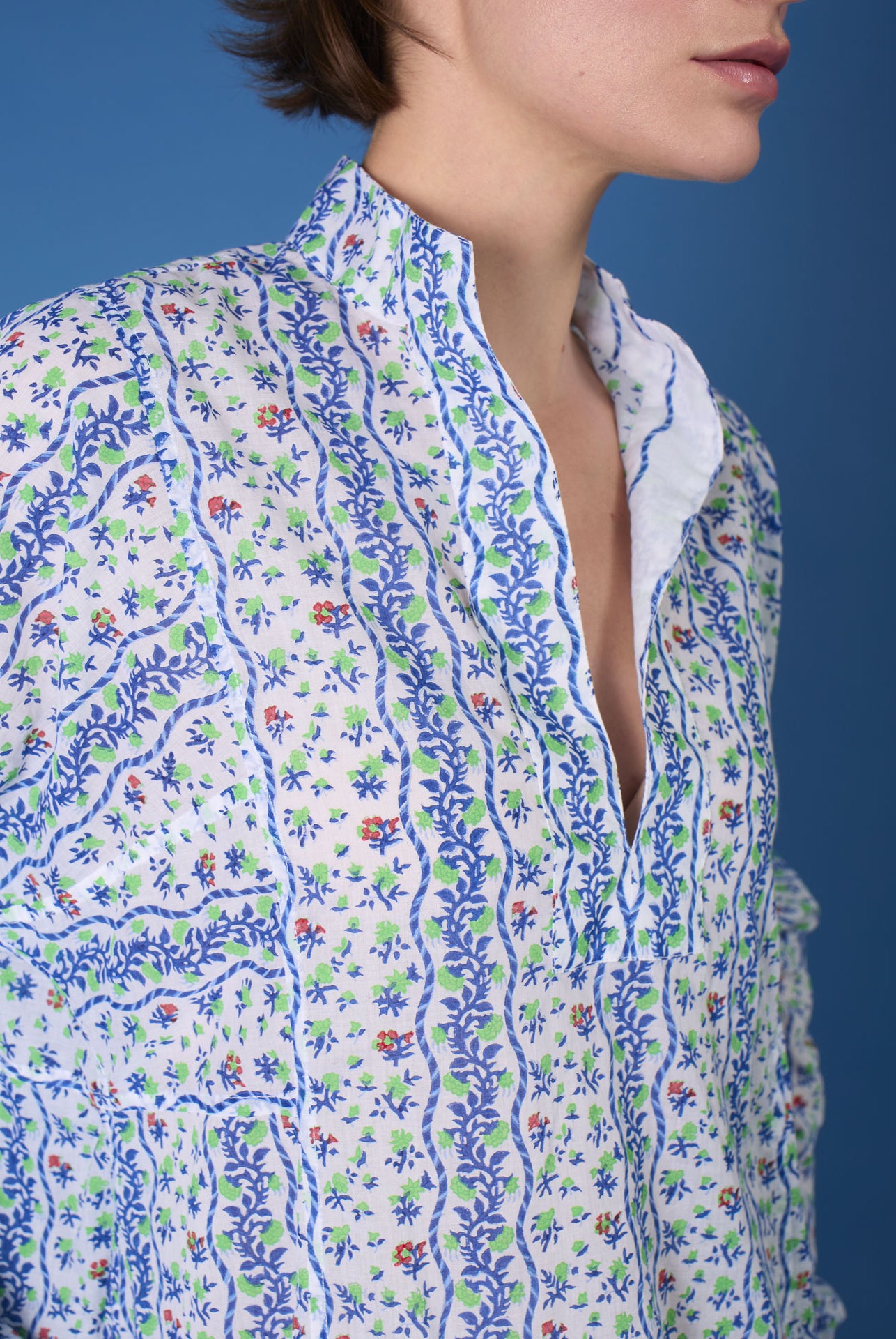 zoom on collar of Parvati Liselund Print Green / Cobalt Kaftan Long by Thierry Colson