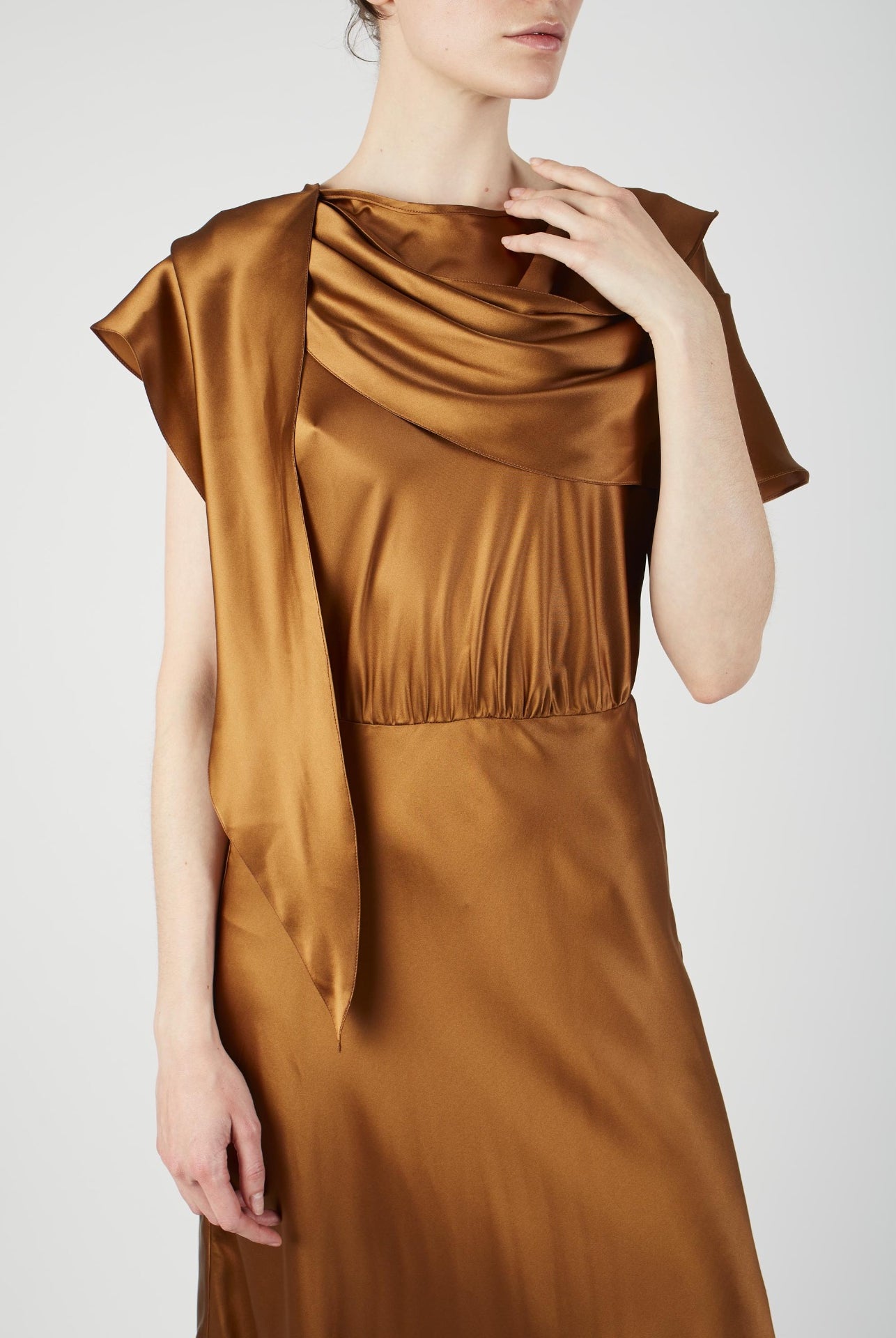 zoom on the collar Whitney Copper silk Dress by Thierry Colson