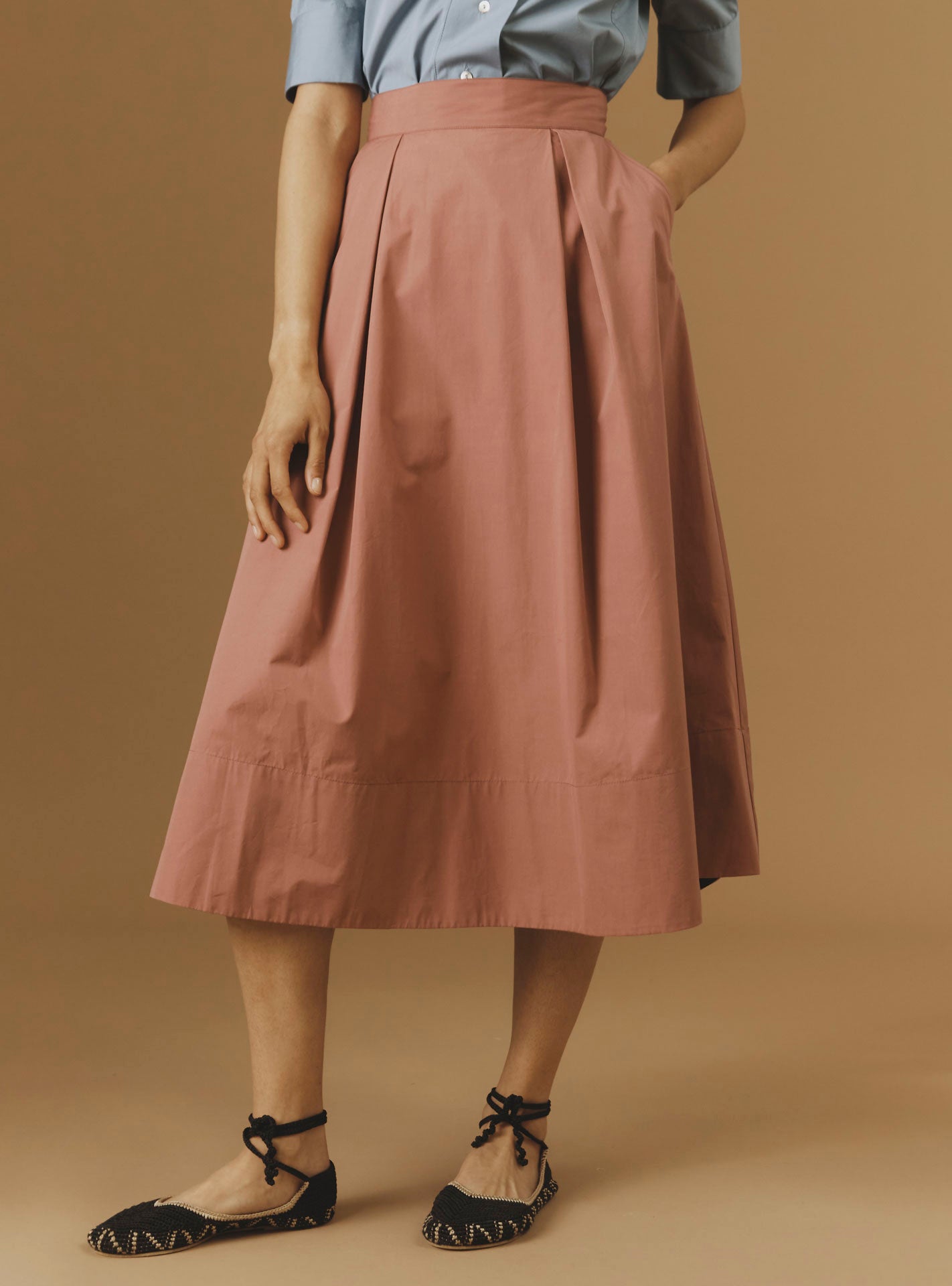Front view - Wynona rosewood plain poplin cotton skirt with pockets by Thierry Colson