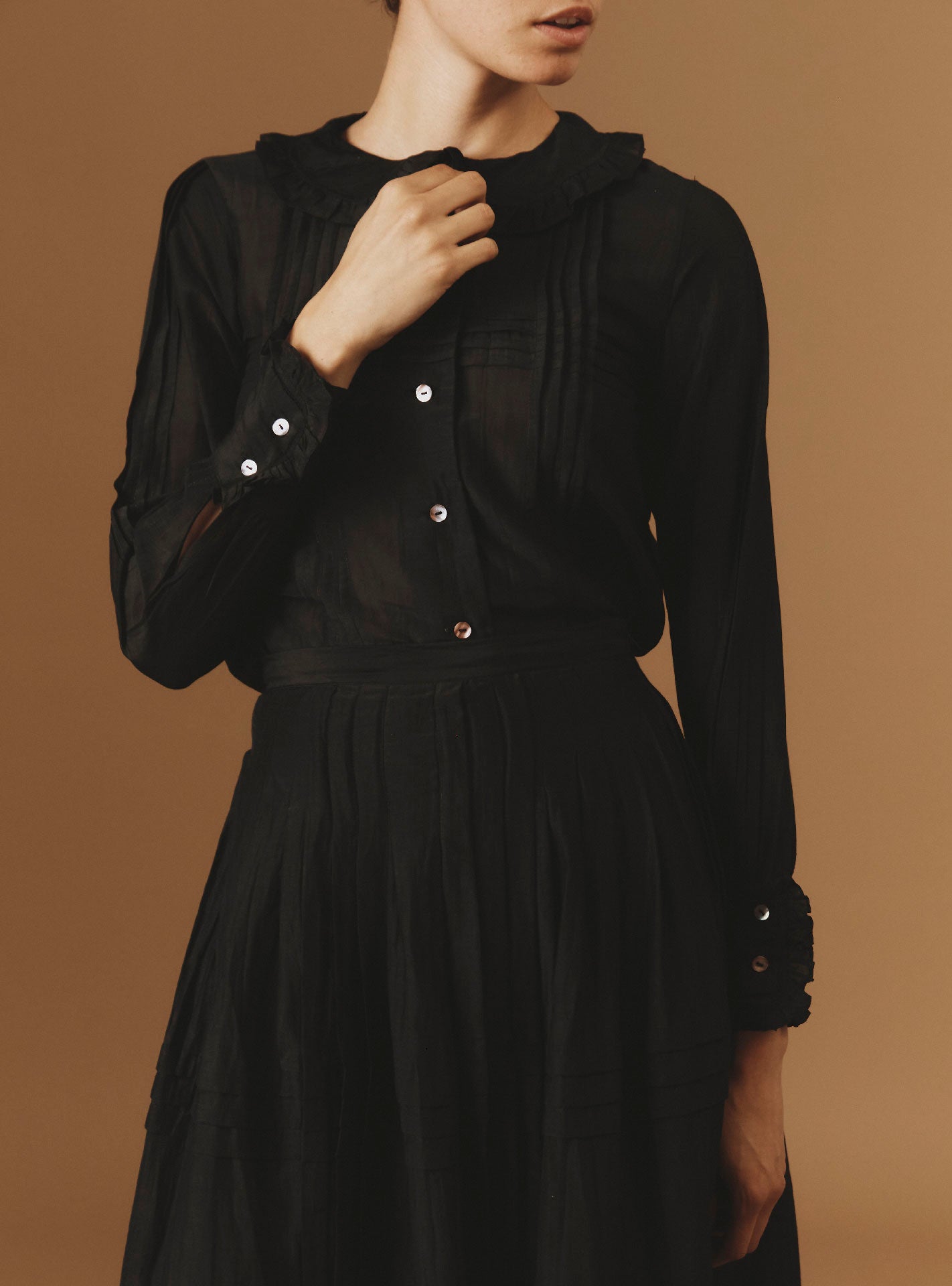 新品　未使用　yori Volume Gathered Blouse ZULAIKA Black Cotton Silk Blouse - Thierry Coslon – Thierry Colson