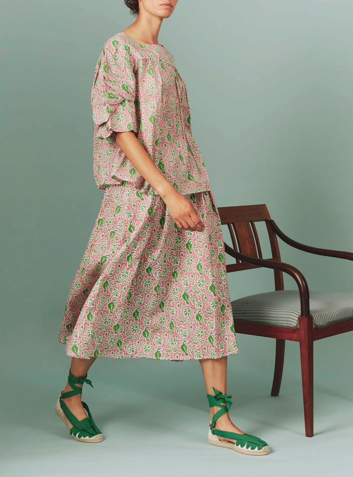 Scarlett Blouse - Parrot Print - Tyrian Pink / green