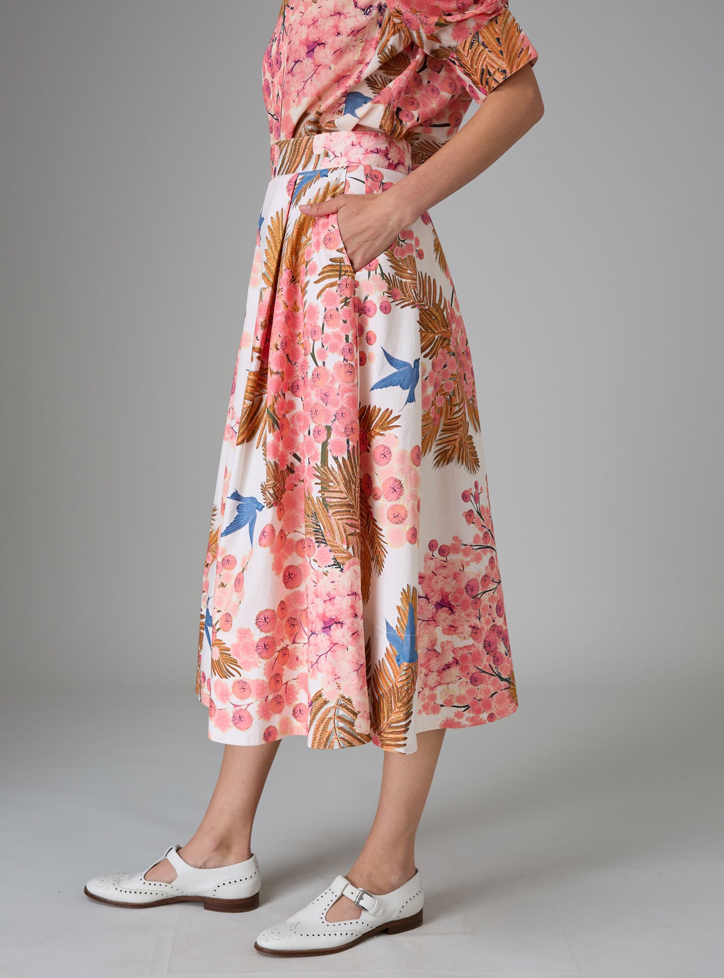 Side view of Wynona skirt in pink and off-white crispy cotton poplin with cherry blossom-inspired print, designed for Pre-Spring 2025 by Thierry Colson.