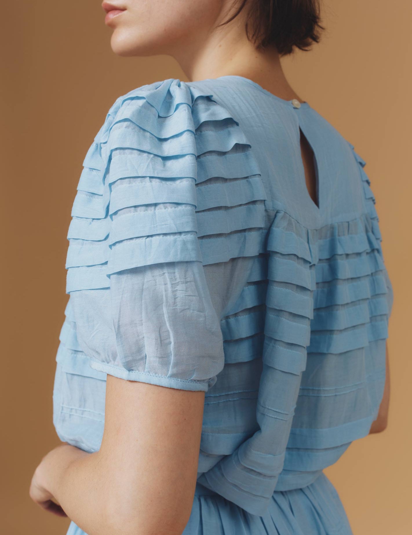 Detail Sleeve - Olympia Heaven Blue Top - Optical Pleats - Thierry Colson