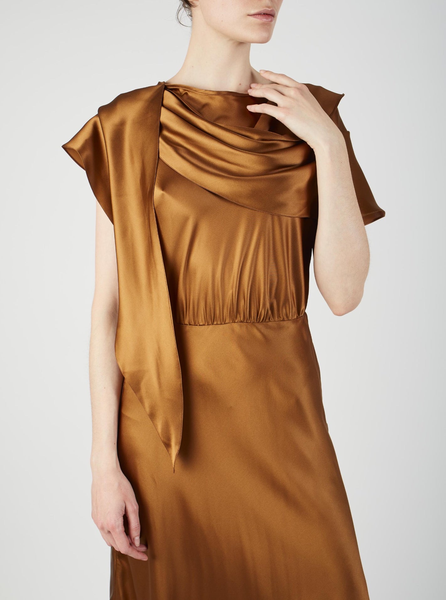 zoom on the collar Whitney Copper silk Dress by Thierry Colson